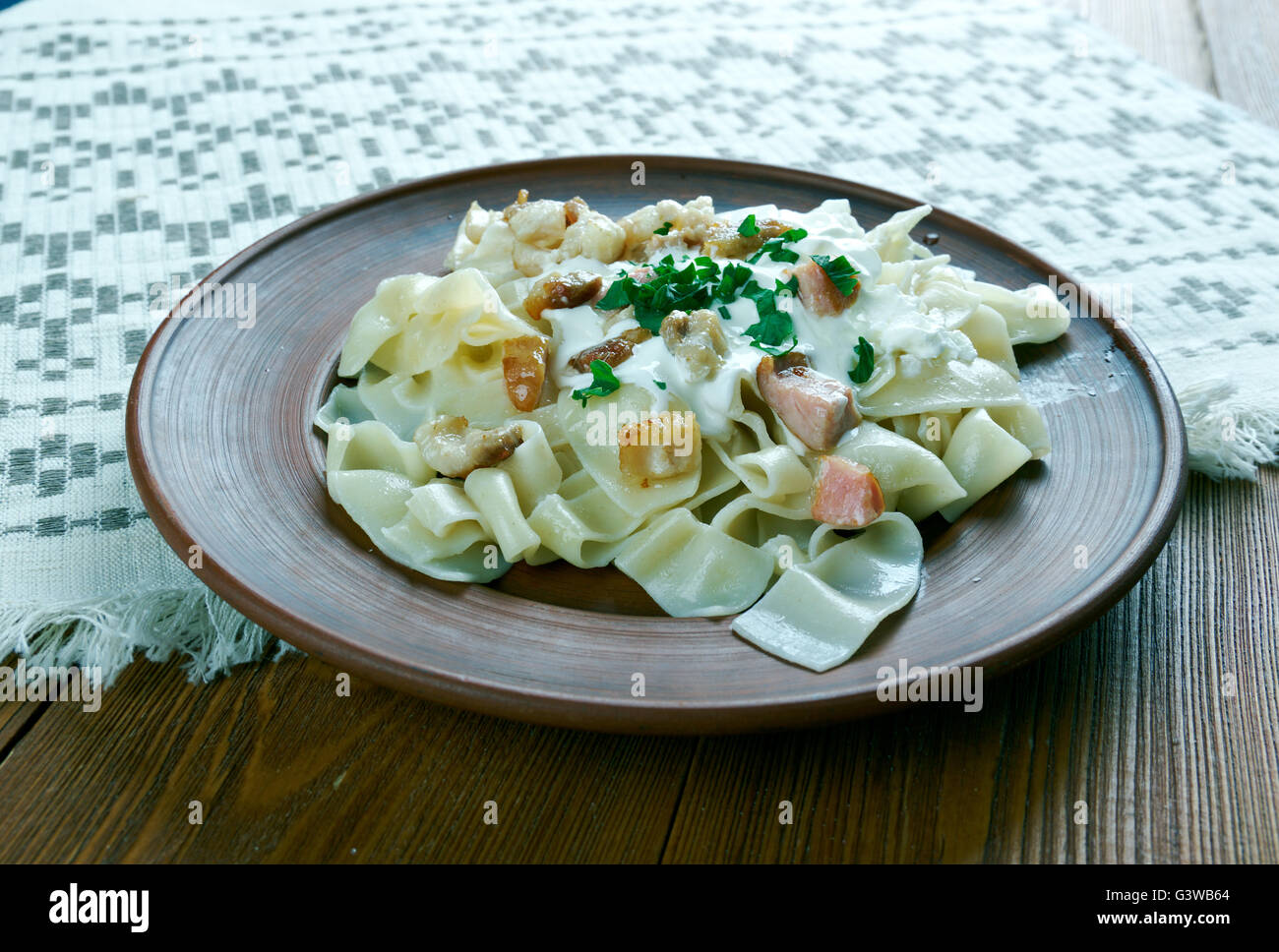 Turos Csusza - ungarische pikante Quark Käse Nudel dish.made mit kleinen hausgemachten Nudeln oder Pasta. Stockfoto