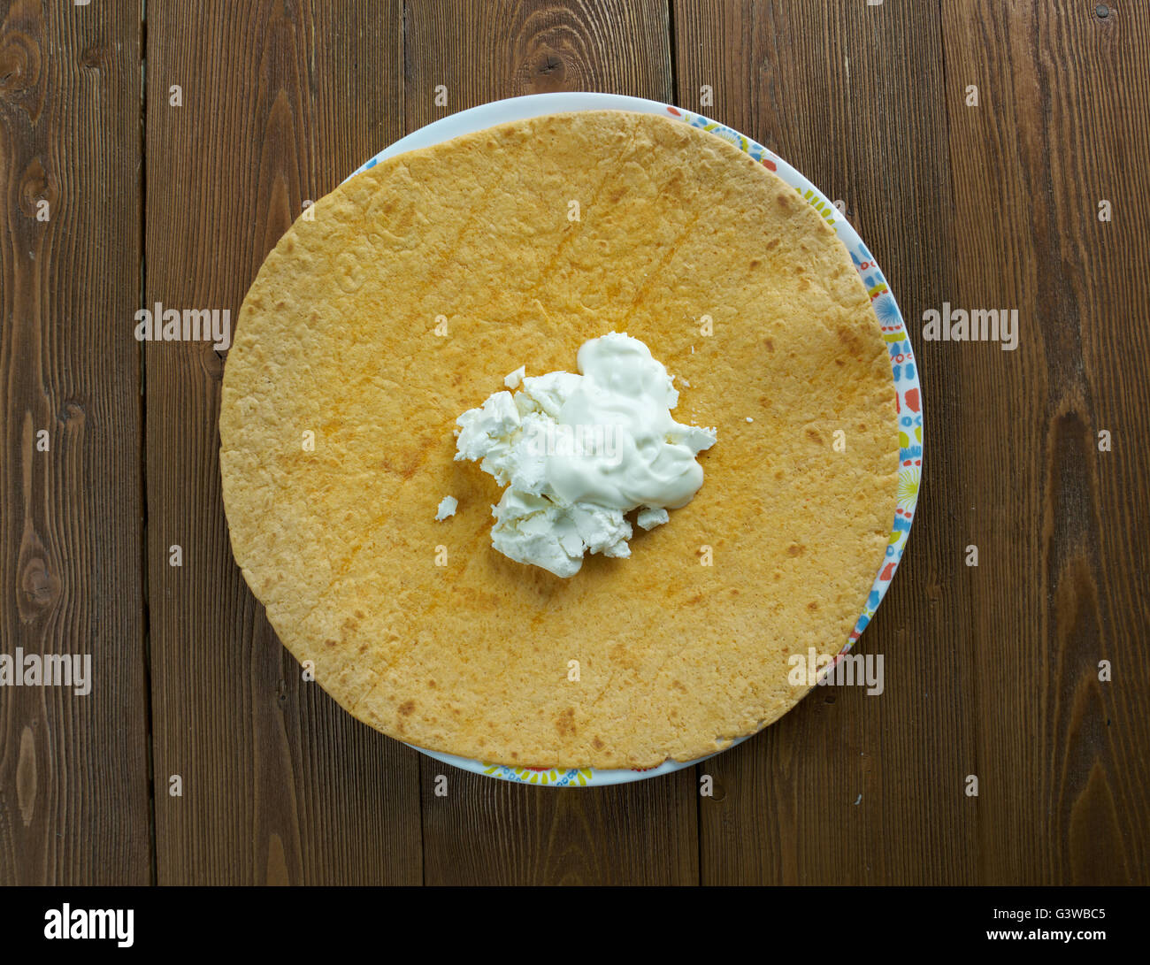 Guirila - Tortilla aus jungen weißen Mais hergestellt. dick, süß, sättigend und in der Regel mit zerkleinerten Käse gegessen. Stockfoto