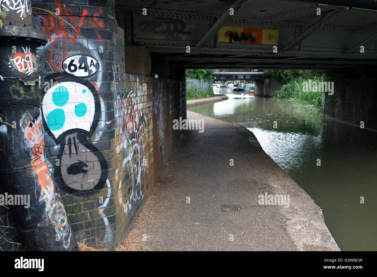 Graffiti unter einer Brücke, am Stratford-upon-Avon Canal, Warwickshire, England Stockfoto
