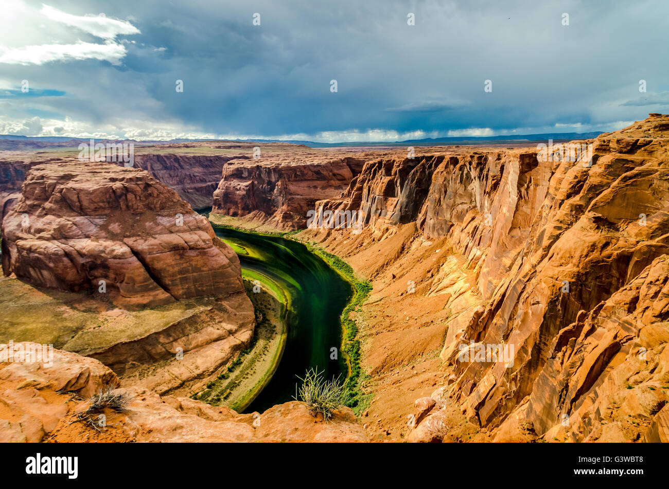 Atemberaubende Aussicht auf Horse Shoe Bend, in Arizona, in der Nähe von Lake Powell. Wunderbare Farben in der unglaublichen Natur geformten Landschaft. Touristisch, einzigartig Stockfoto