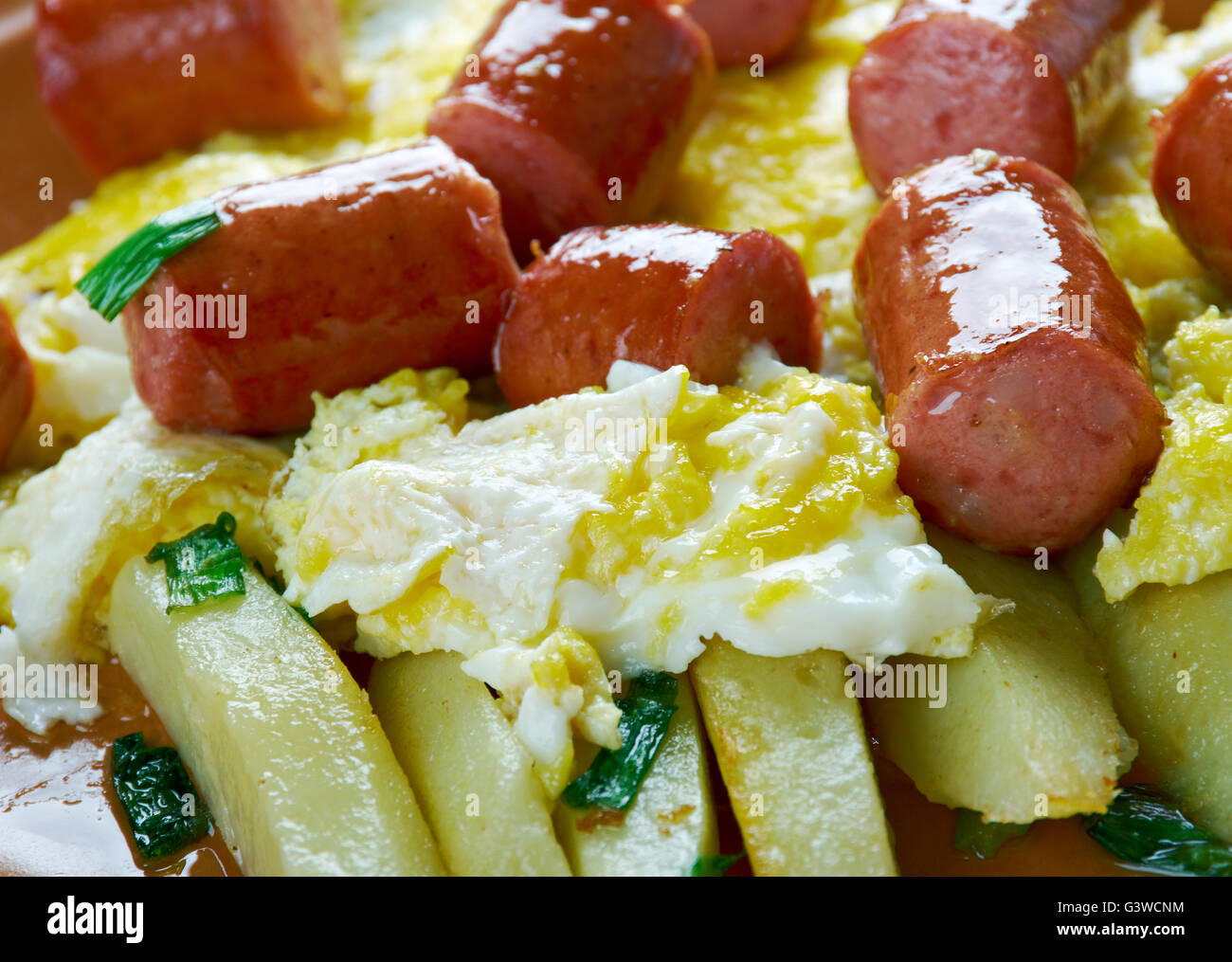 Huevos Rotos con chistorra.scrambled Eiern mit Wurst und Kartoffeln. Mexikanischen Stil. Stockfoto