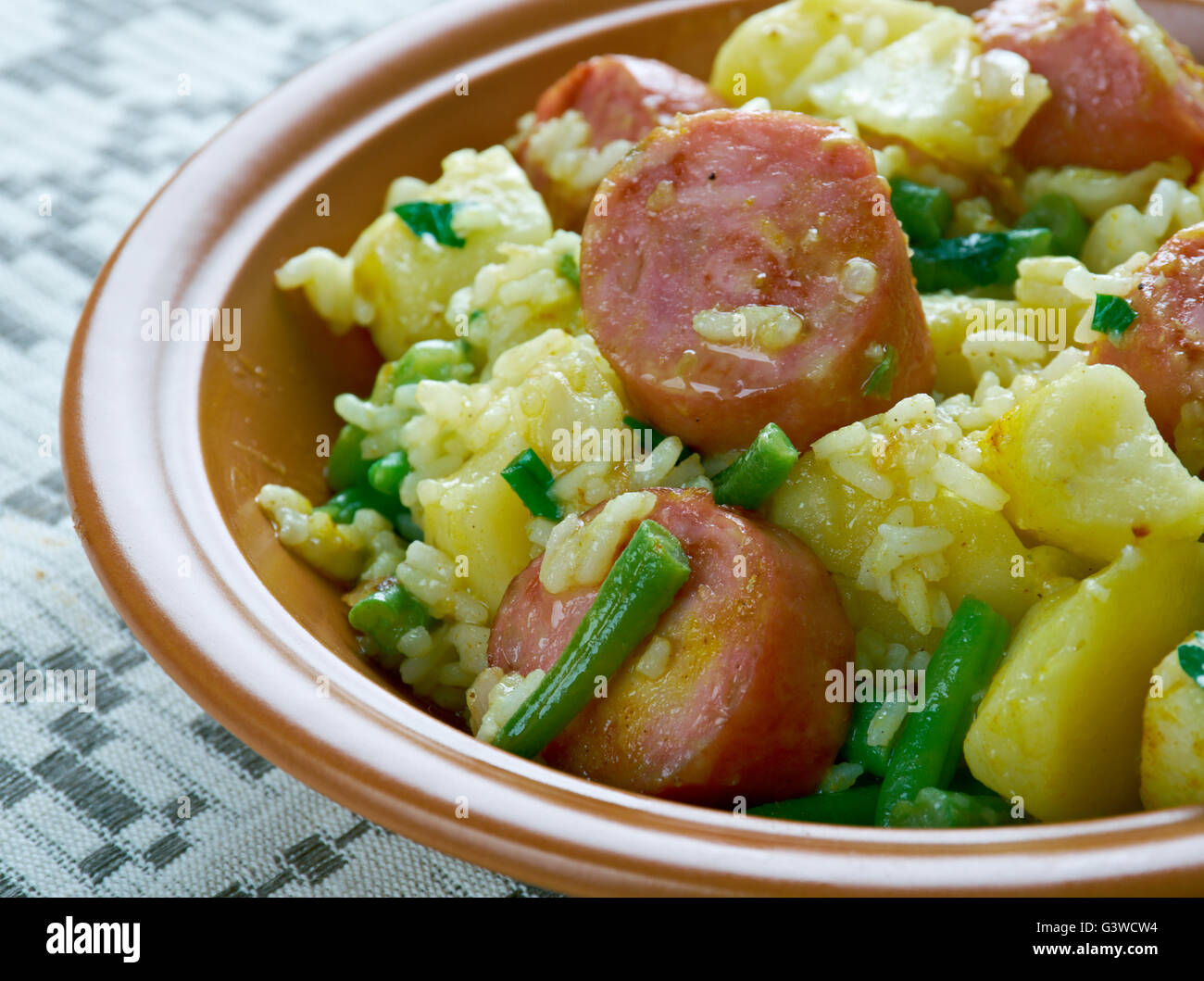 Jack Jambalaya auf dem Grill. Jambalaya. Würziger Reis mit geräucherter Wurst und Kartoffeln. Stockfoto