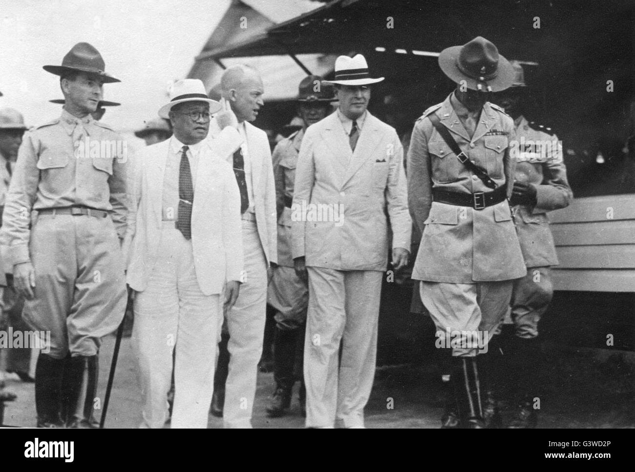 Dwight David Eisenhower (Center, kein Hut) und General Douglas MacArthur (Mitte, nach vorne) auf den Philippinen. Stockfoto