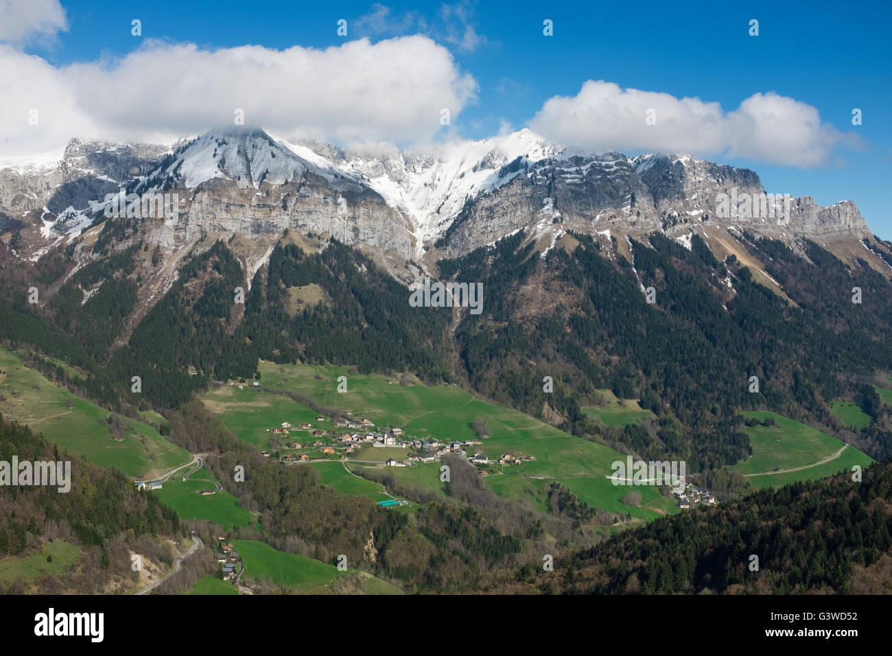 La gelohnt Savoy Voralpen über das Montmin Dorf in der Nähe von Annecy, Haute-Savoie-Abteilung in der Auvergne-Rhône-Alpes, Frankreich Stockfoto