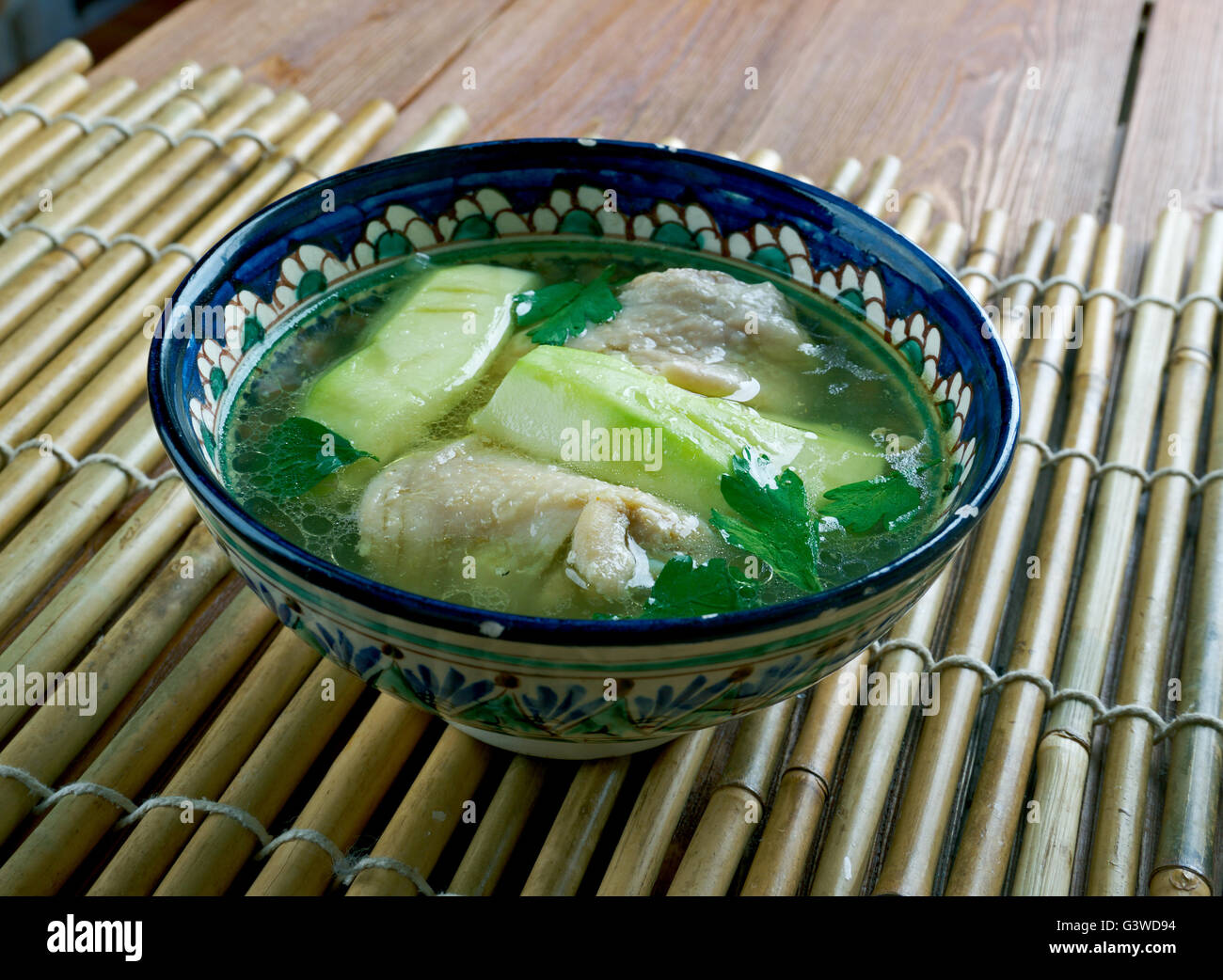 Tinolang Manok - Tinola Huhn ist eine authentische philippinische Küche Stockfoto