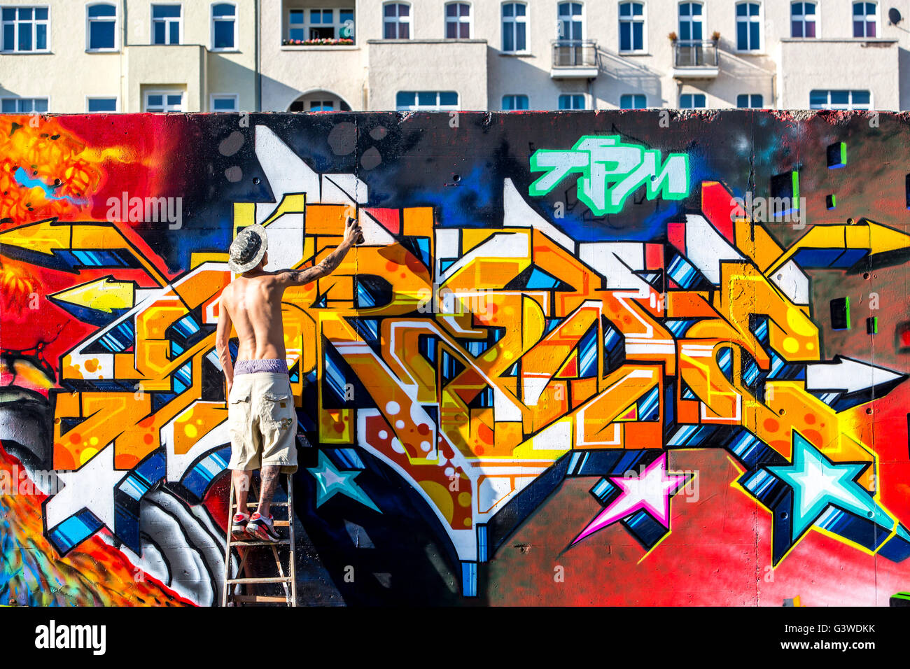 Graffiti-Kunst an einer Mauer in Berlin, Bezirk Friedrichshain, Deutschland Stockfoto