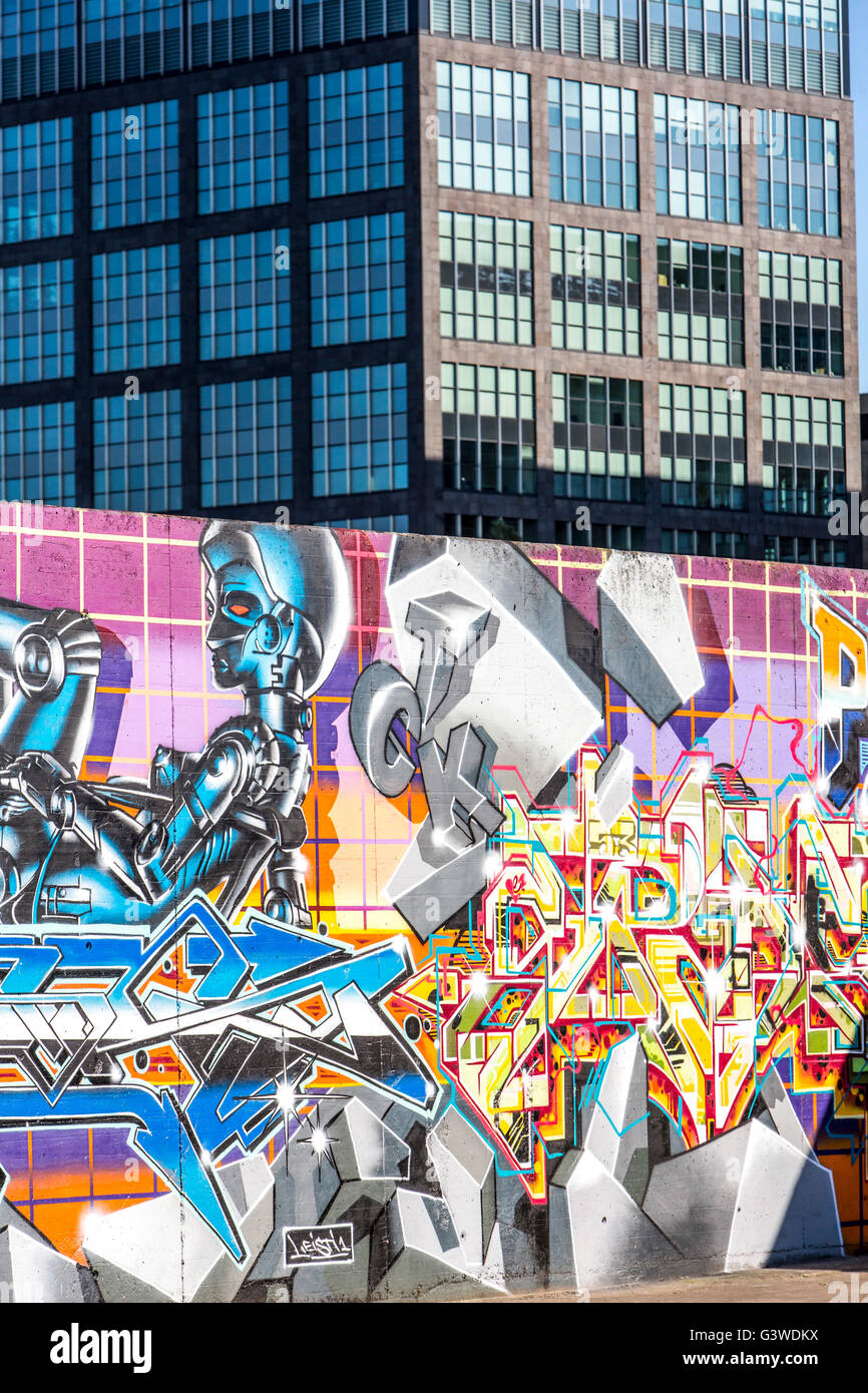 Graffiti-Kunst an einer Mauer in Berlin, Bezirk Friedrichshain, Deutschland Stockfoto