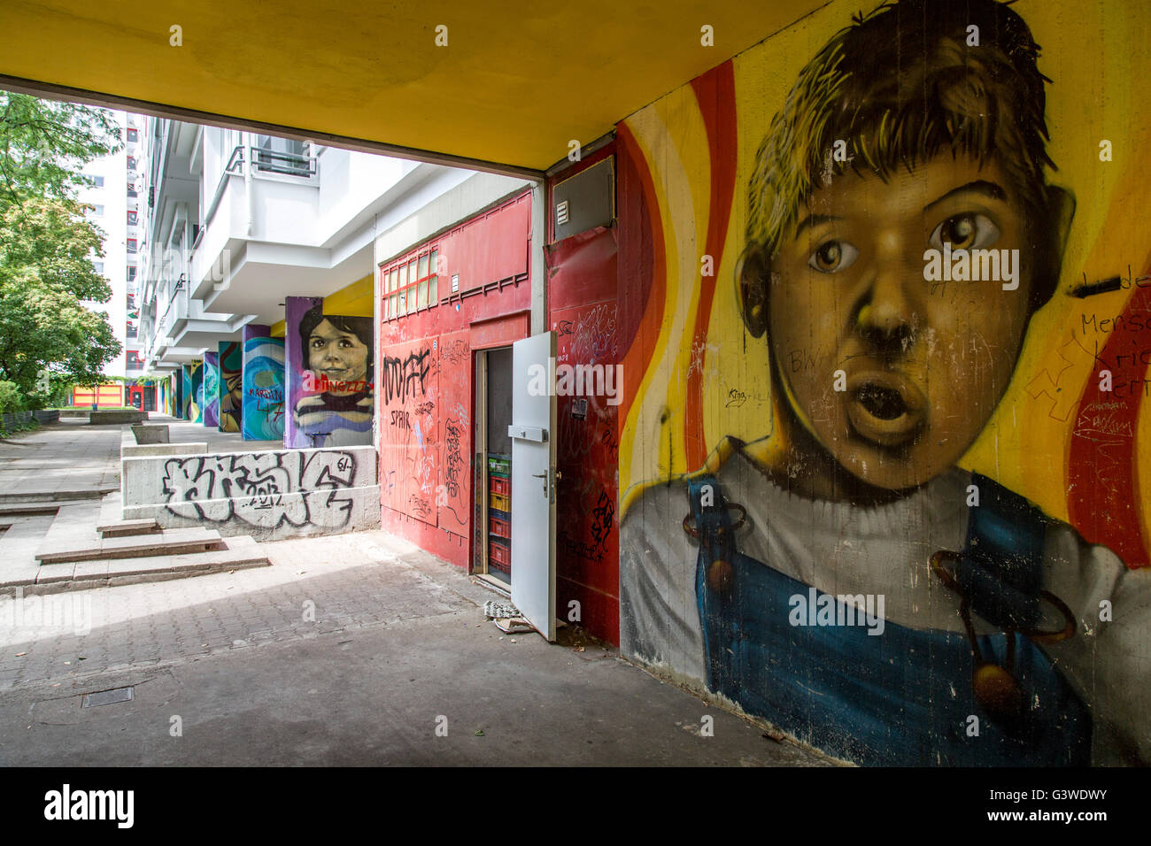 Riesige Wandgemälde auf Häuser im Stadtteil Kreuzberg, Berlin, Deutschland Stockfoto