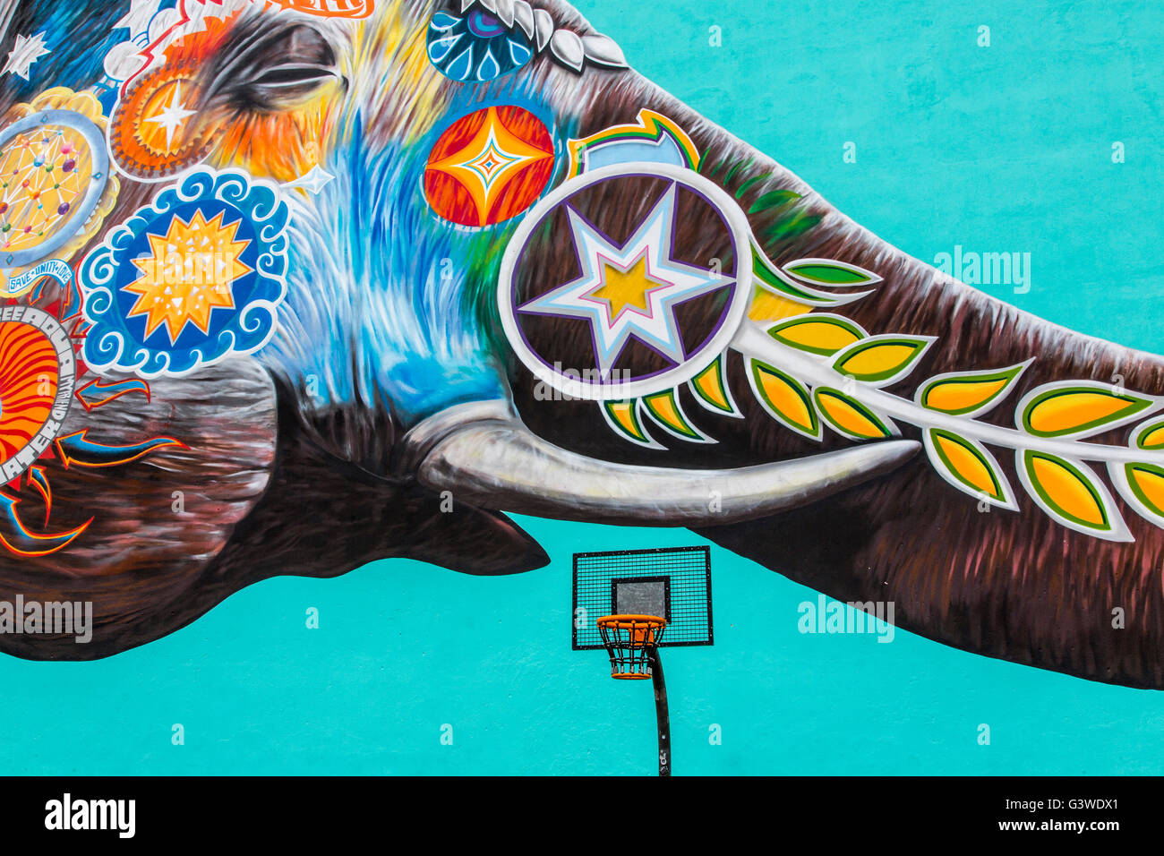 Riesige Wandgemälde auf Häuser im Stadtteil Kreuzberg, Berlin, Deutschland Stockfoto