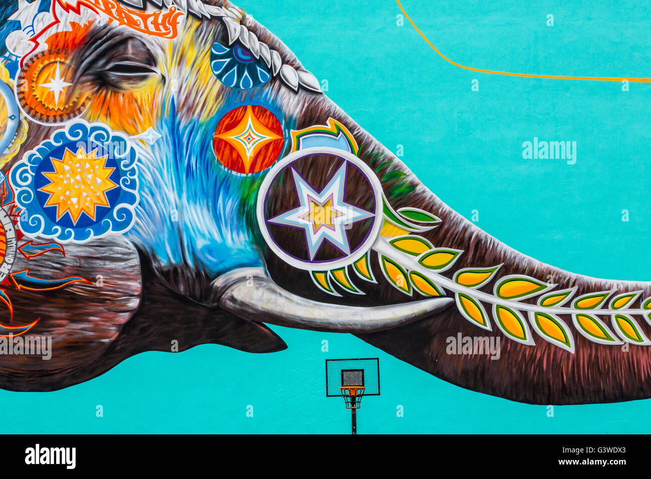 Riesige Wandgemälde auf Häuser im Stadtteil Kreuzberg, Berlin, Deutschland Stockfoto