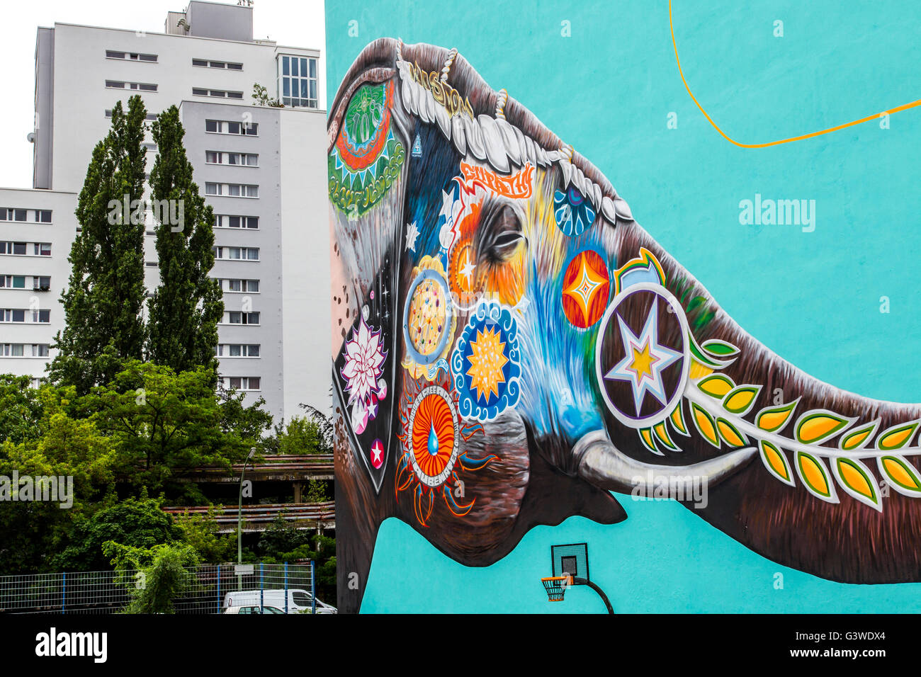 Riesige Wandgemälde auf Häuser im Stadtteil Kreuzberg, Berlin, Deutschland Stockfoto
