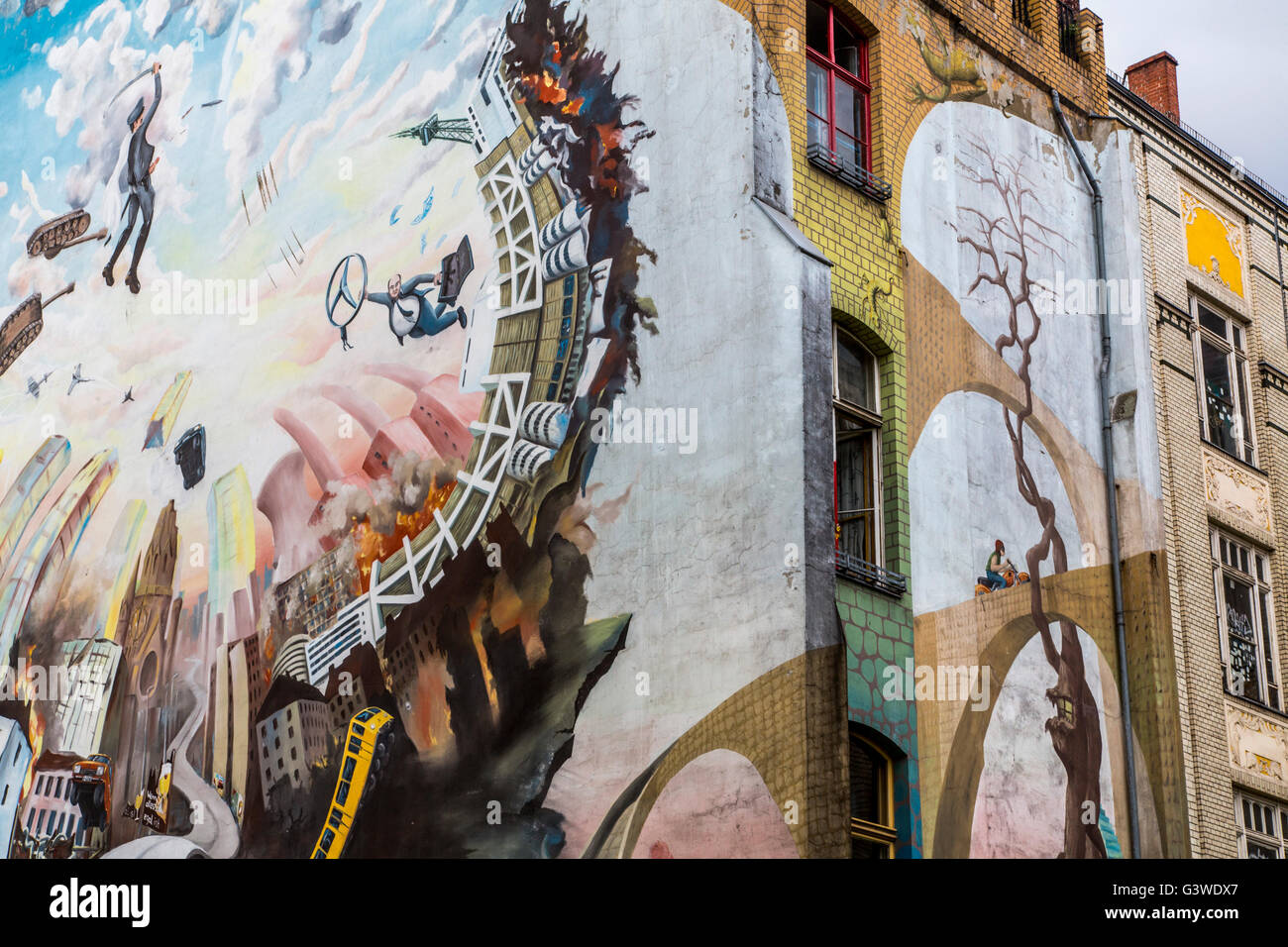 Riesige Wandgemälde auf Häuser im Stadtteil Kreuzberg, Berlin, Deutschland Stockfoto
