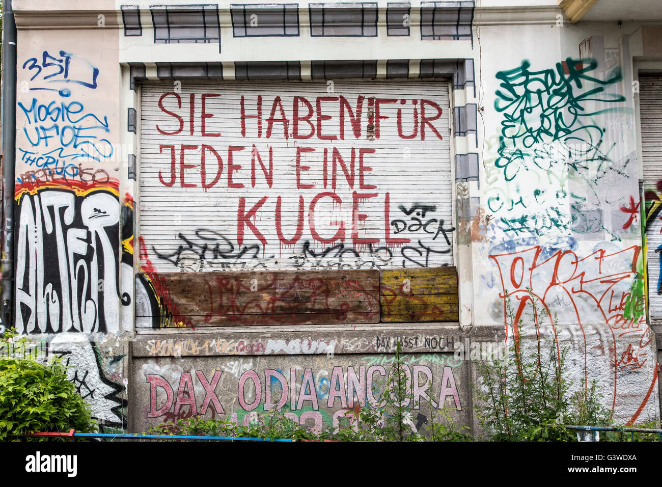 Riesige Wandgemälde auf Häuser im Stadtteil Kreuzberg, Berlin, Deutschland Stockfoto