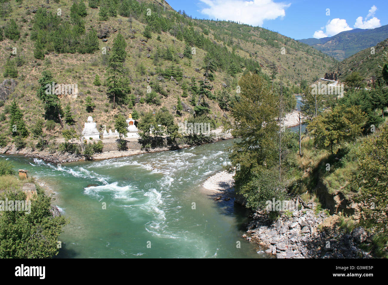 Landschaft mit Bergen, Fluß und buddhistische Gebäude nach Paro (Bhutan) geschlossen. Stockfoto