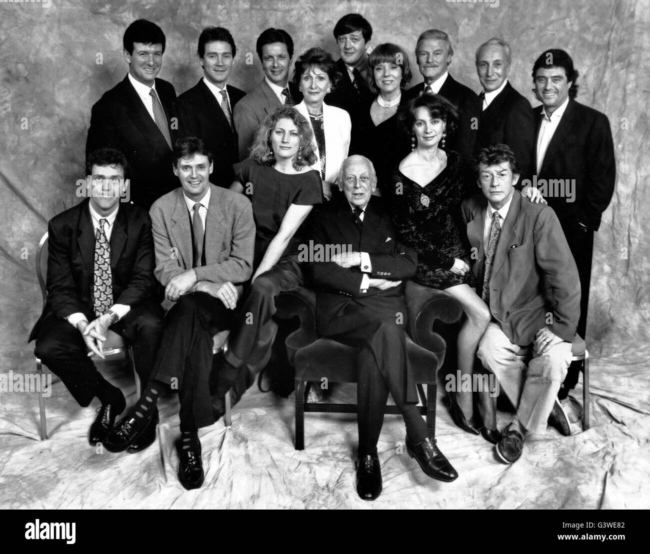 Vorn/Front: Hugh Laurie, Simon Williams, Geraldine James, Alistair Cooke, Francesca Annis, Jugn verletzt, Hinten/Rear: James Warwick, Anthony Andrews, Ian Ogilvy, Sian Phillips, Stephen Fry, Diana Rigg, Keith Michell, Ian Richardson, Ian McShane Stockfoto