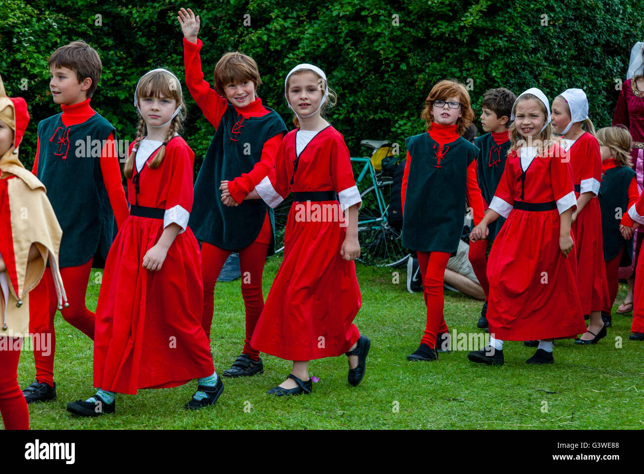 Die Öffnung Prozession auf der mittelalterlichen Messe Abinger, Surrey, UK Stockfoto