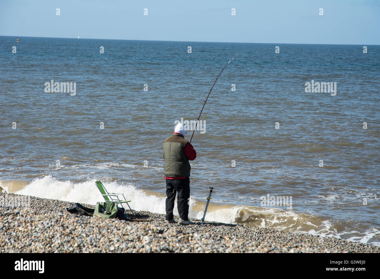 Ein Mann Meeresangeln an der Küste von Norfolk. Stockfoto