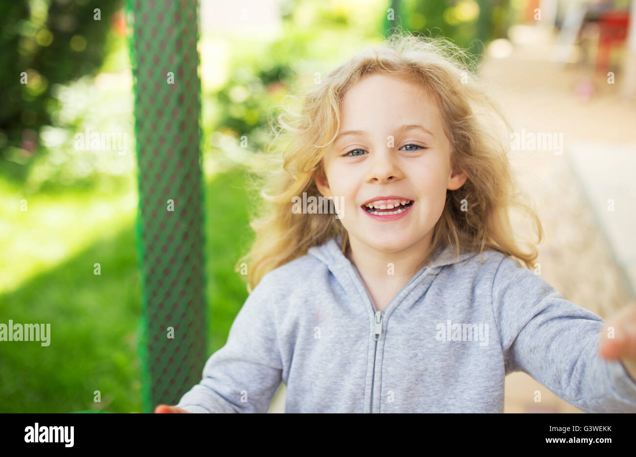 Outdoor-Porträt von süß lächelnden kleinen blonden Mädchen Stockfoto