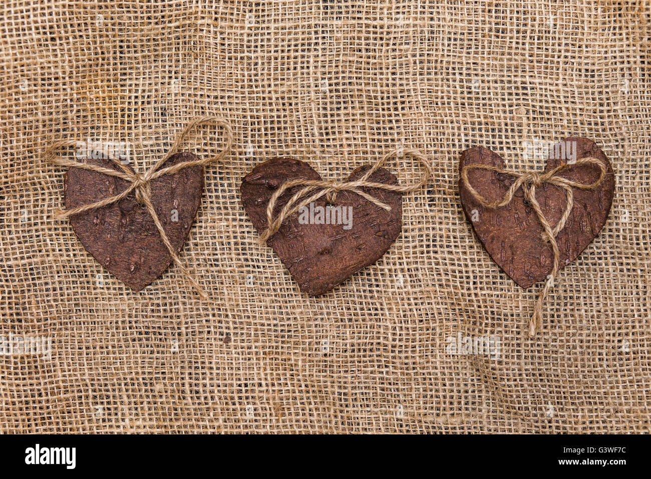 Herzen mit Eco Garn verziert. Eco Dekor. St. Valentinstag Grußkarte Idee. Handgefertigte Design. Stockfoto