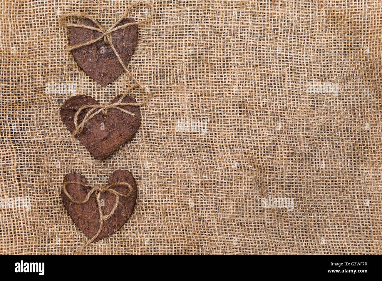 Herzen mit Eco Garn verziert. Eco Dekor. St. Valentinstag Grußkarte Idee. Handgefertigte Design. Stockfoto