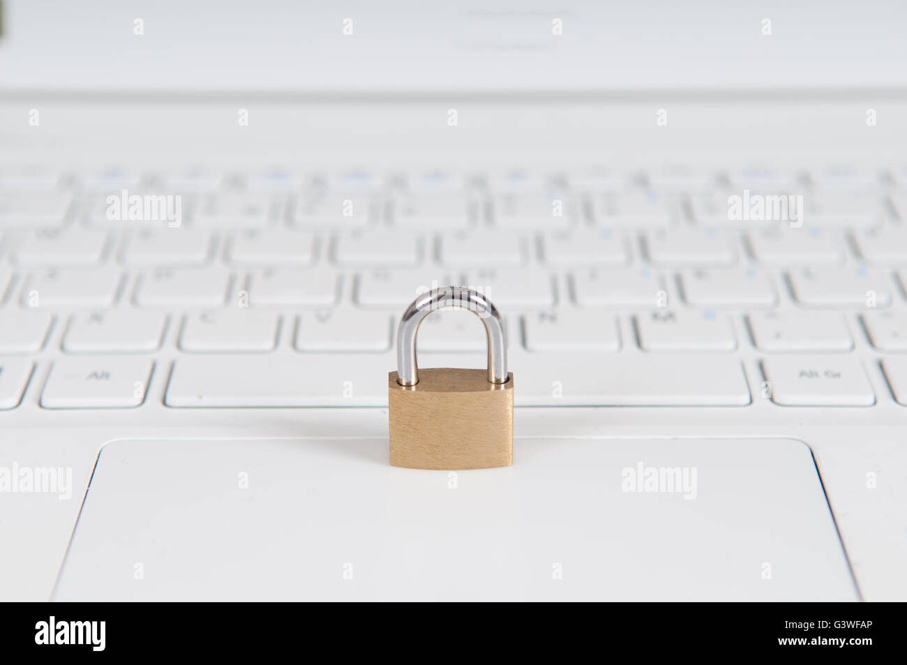 Internet-Security-Konzept mit einem Laptop-Computer geschützt vor Online-Cyber-Kriminalität und hacking Stockfoto