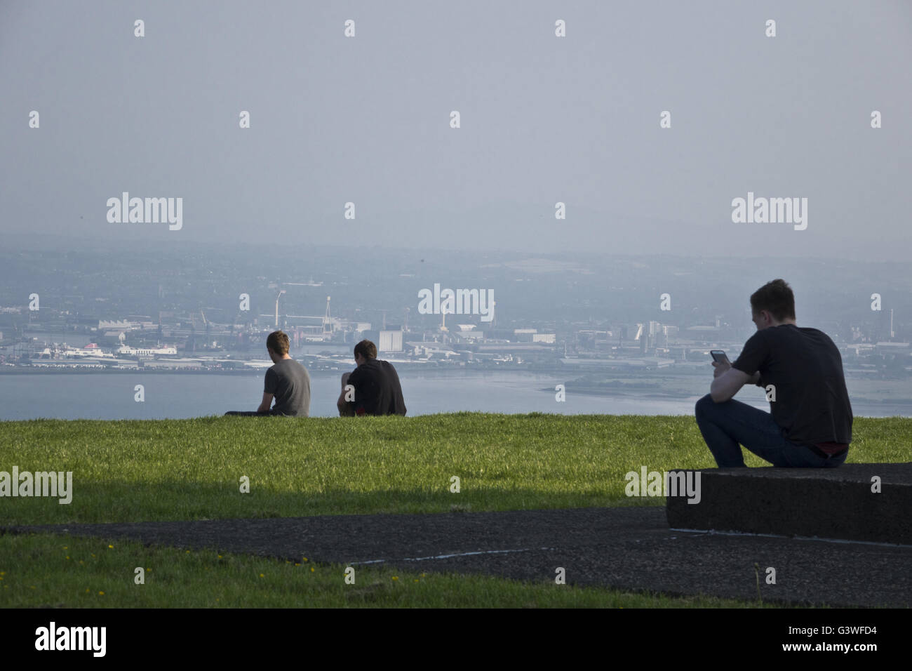 junge Männer Jugendliche schauen über Belfast Lough vom Knockagh Hill Stockfoto