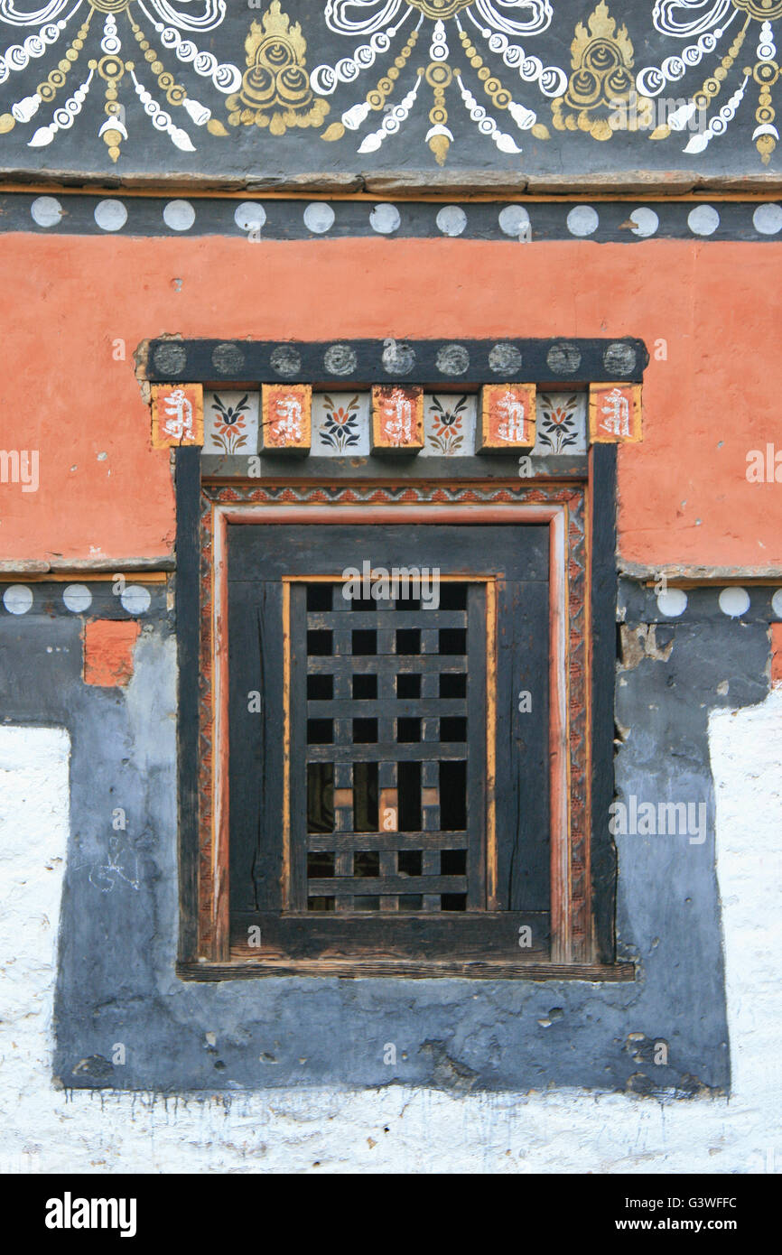 Fenster von einem religiösen Gebäude in Jakar (Bhutan). Stockfoto
