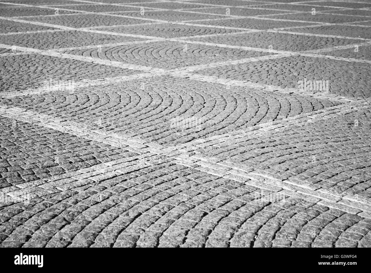 Graue Straße Kopfsteinpflaster mit Karomuster, urban Hintergrundtextur Stockfoto