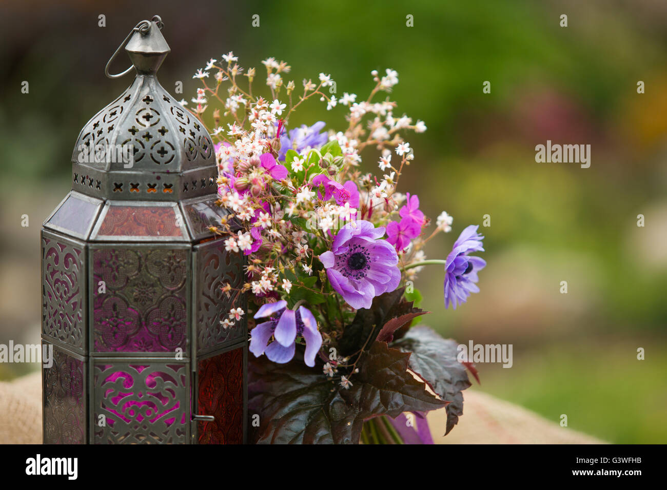 Gartenstil Sommer Bouquet. Mischung aus Flieder und lila Anemone Blumen, Geranien Blumen und Heuchera oder Alumroot lässt. Blumenstrauß Stockfoto