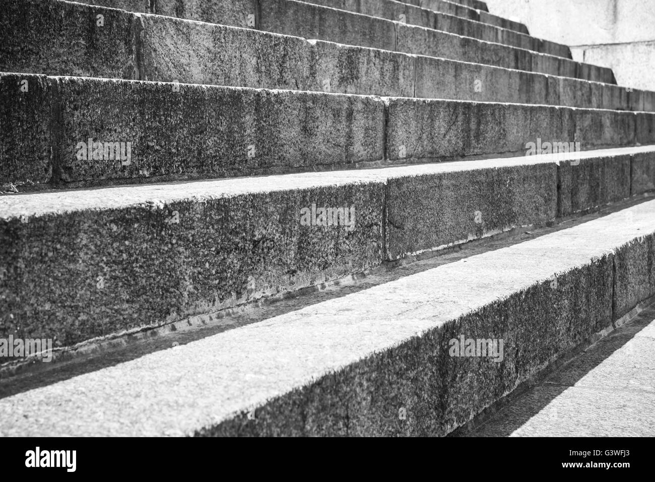 Abstrakt Architektur-Fragment. Alte Treppe aus Granit Steinblöcken, Nahaufnahme Foto mit selektiven Fokus gemacht Stockfoto
