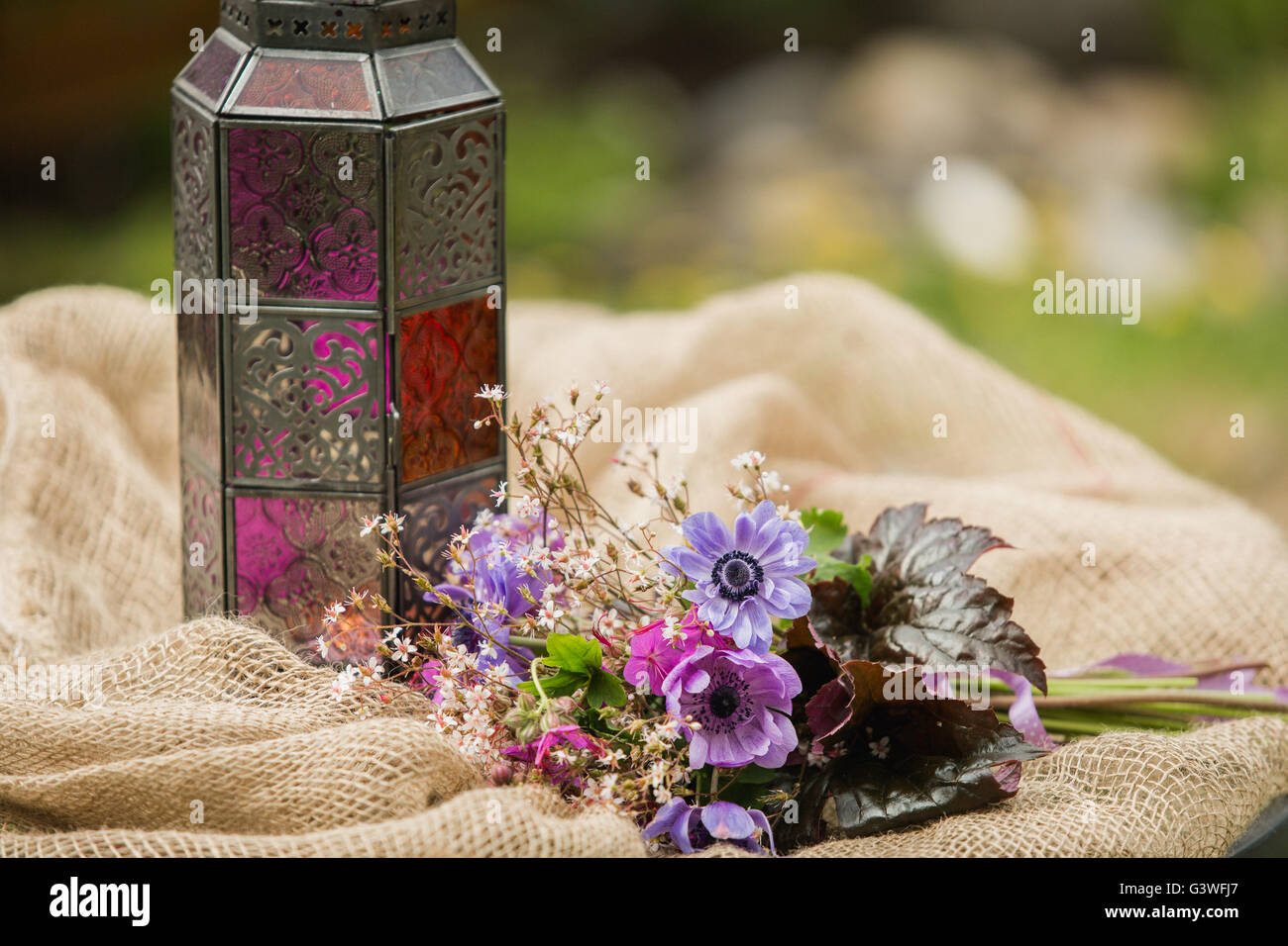 Gartenstil Sommer Bouquet. Mischung aus Flieder und lila Anemone Blumen, Geranien Blumen und Heuchera oder Alumroot lässt. Blumenstrauß Stockfoto