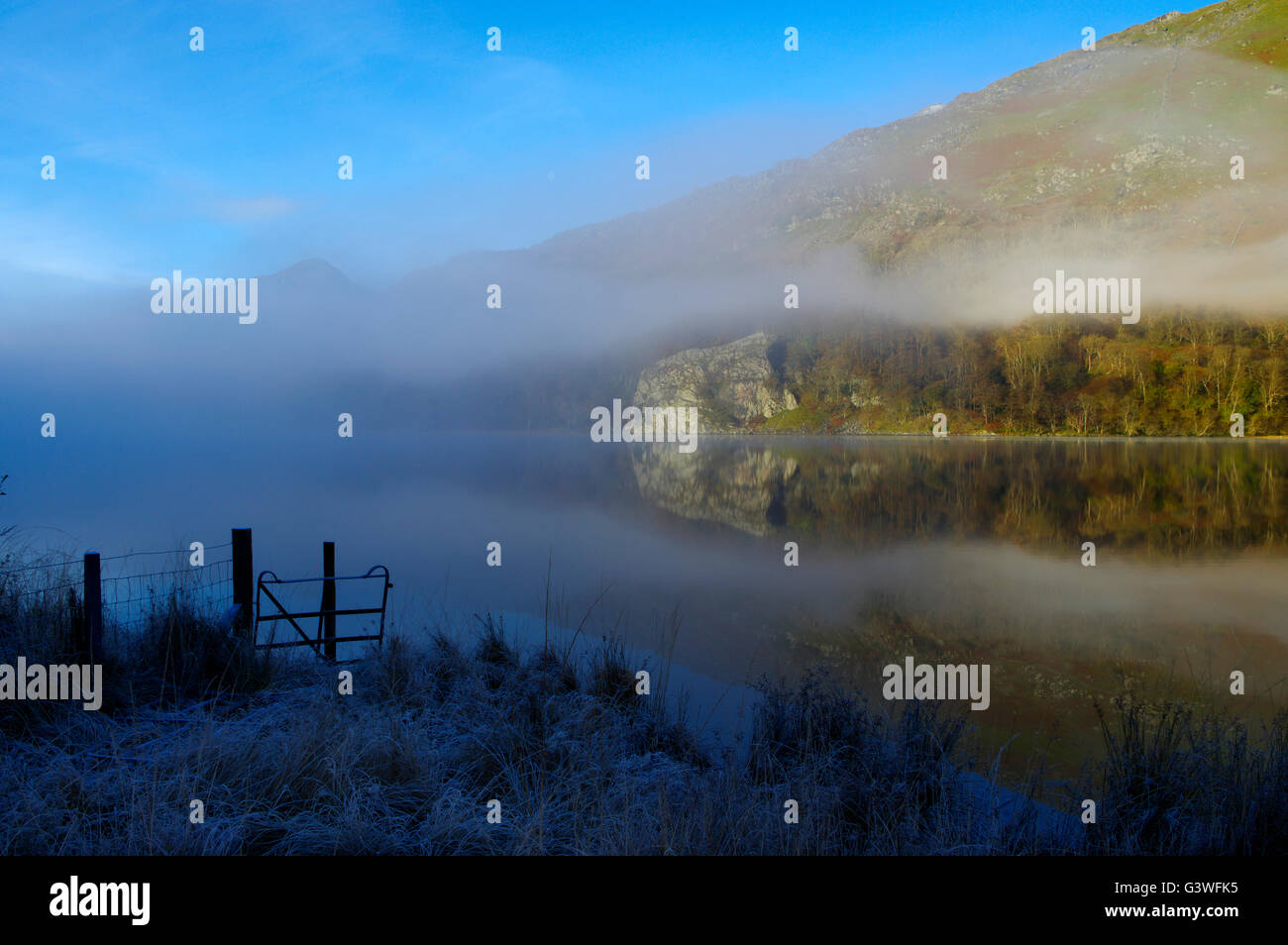 Nebel am Llyn Gwynant, Snowdonia Stockfoto