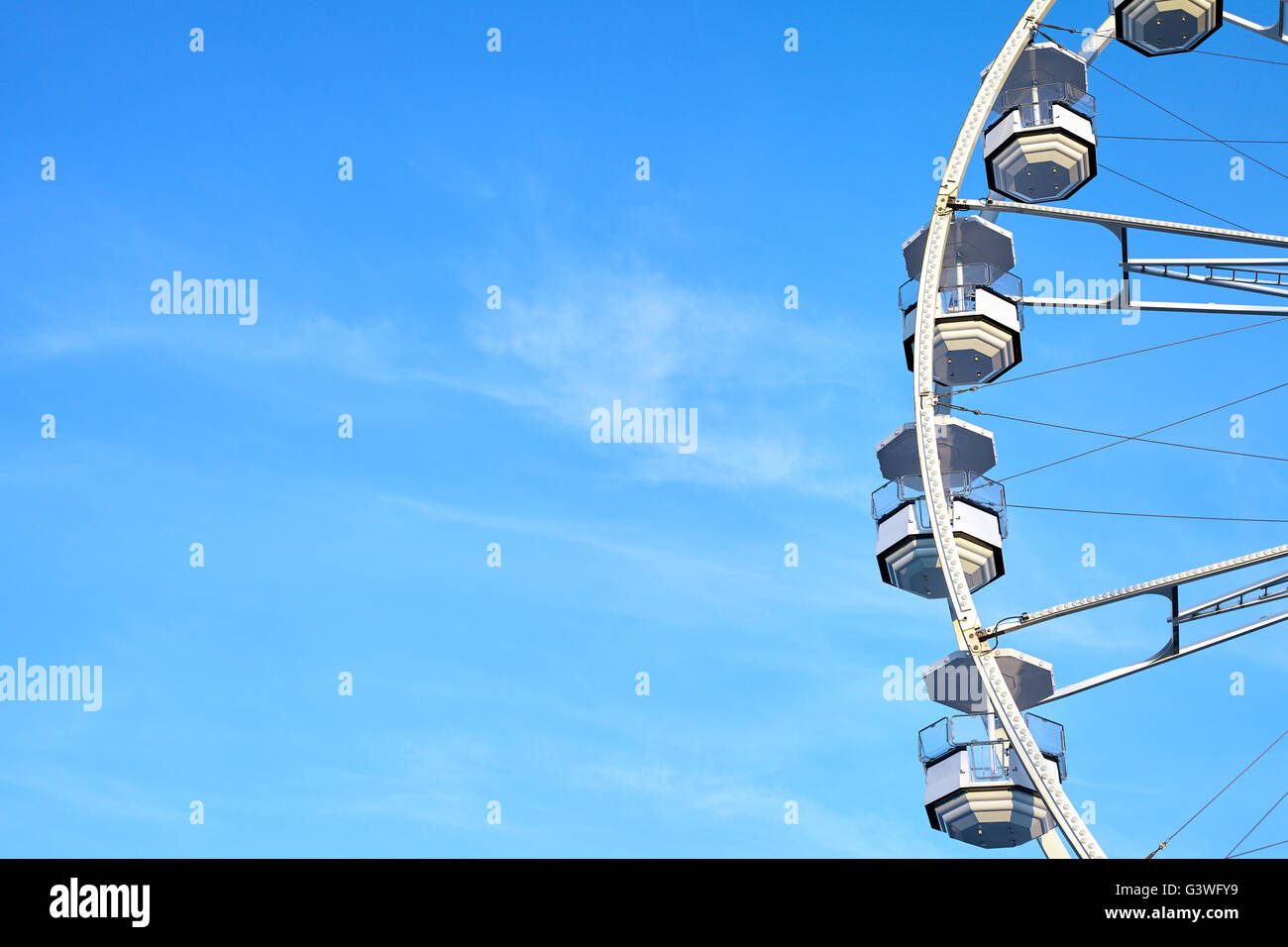 Nahaufnahme Bild von einem Riesenrad gegen blauen Himmel, Platz für Text. Stockfoto