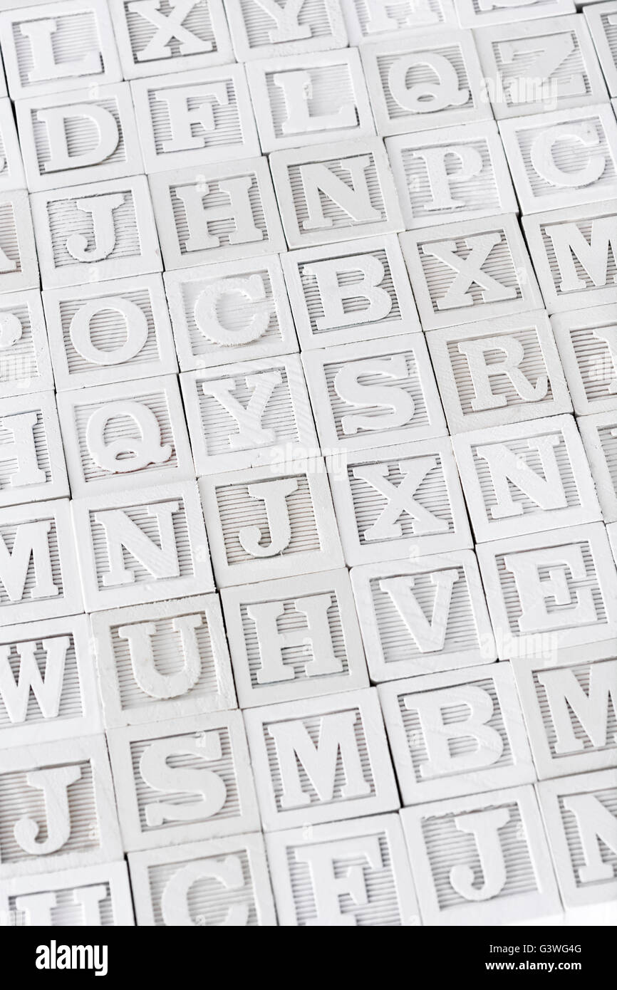 Alphabet Ziegel legen nach dem Zufallsprinzip. Visuelle Metapher für das Konzept der Sprache, Buchstaben, Bildung, lesen, Alphabetisierung, Schule, lernen Stockfoto