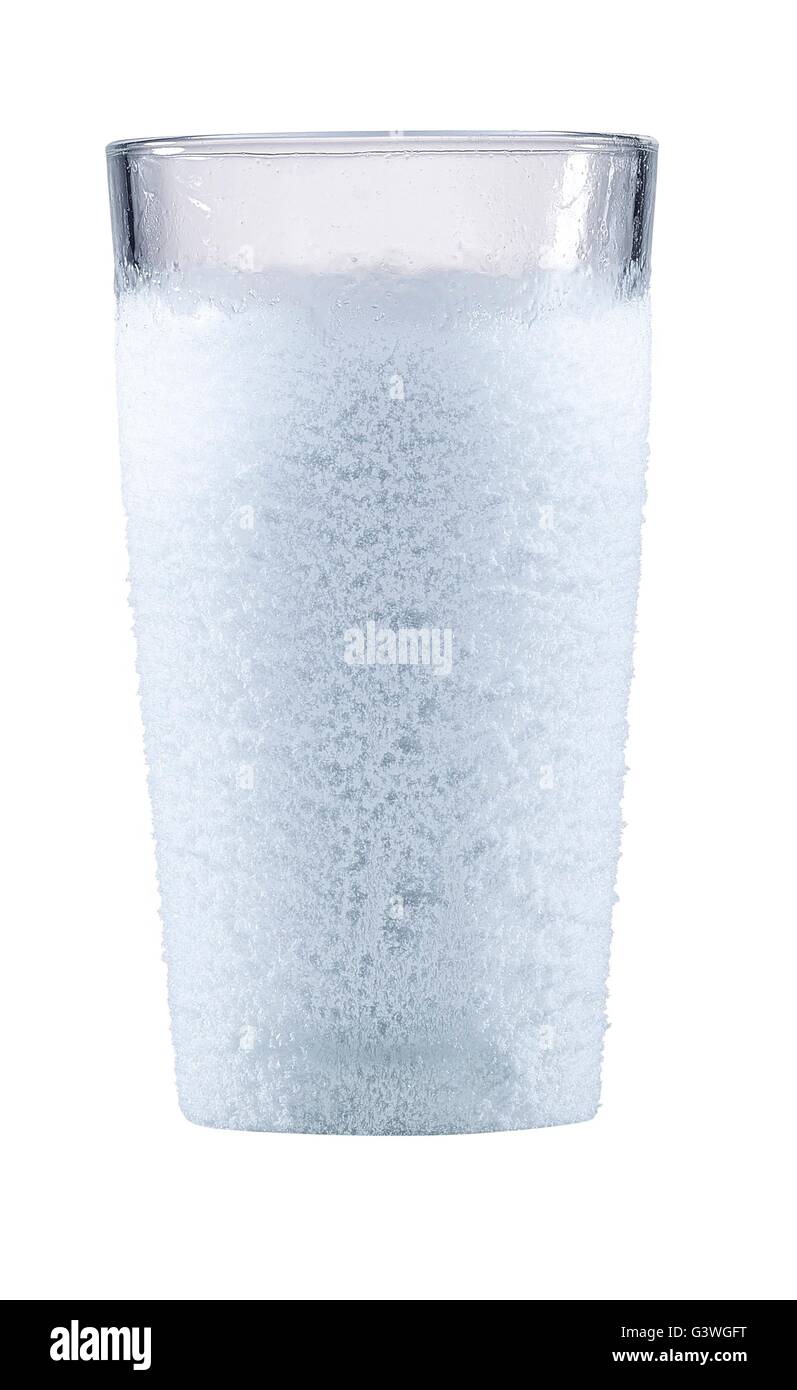 kalte Glas mit starkem Frost isoliert auf weiss Stockfoto