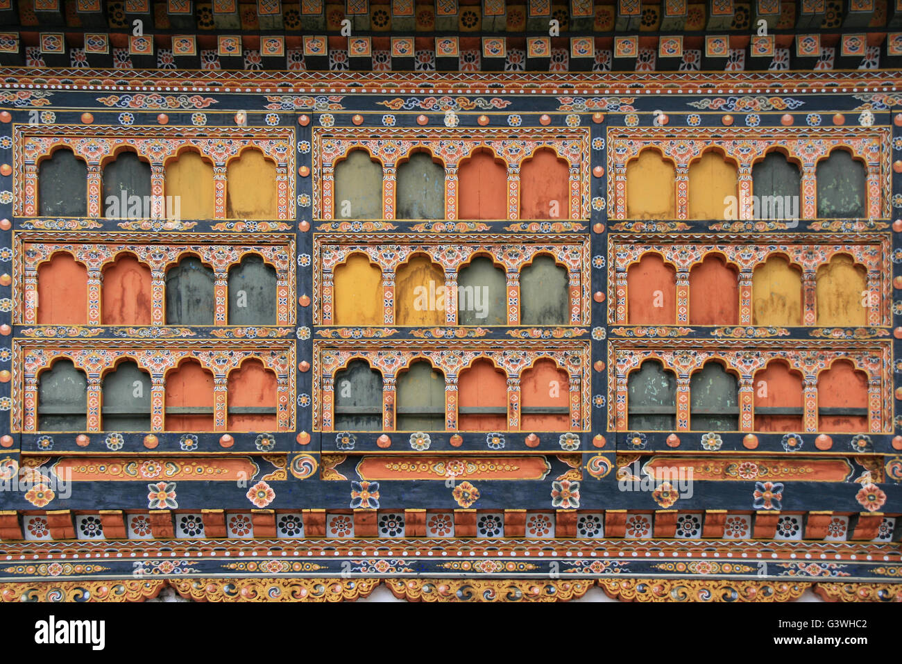 Windows eines Betriebsgebäudes Rinpung Dzong in Paro (Bhutan). Stockfoto