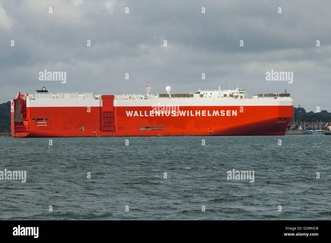 MV-Toronto, der seinen Weg nach unten Southampton Water zu Southampton Docks. Es ist ein Roll On - Roll Off Autotransporter Stockfoto