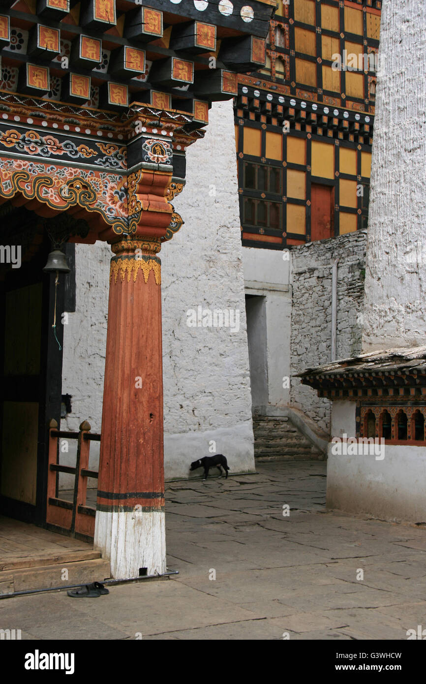Innenhof im Rinpung Dzong in Paro (Bhutan). Stockfoto