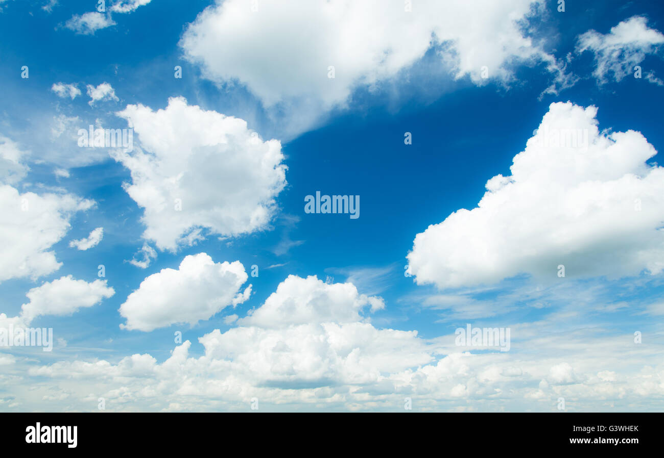 Blauer Sonnentag Himmel mit weißen Wolken Stockfoto