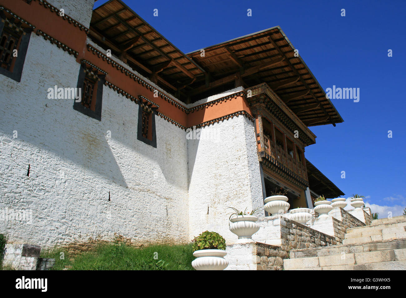 Fassade des Simtokha Dzong in Thimphu (Bhutan). Stockfoto