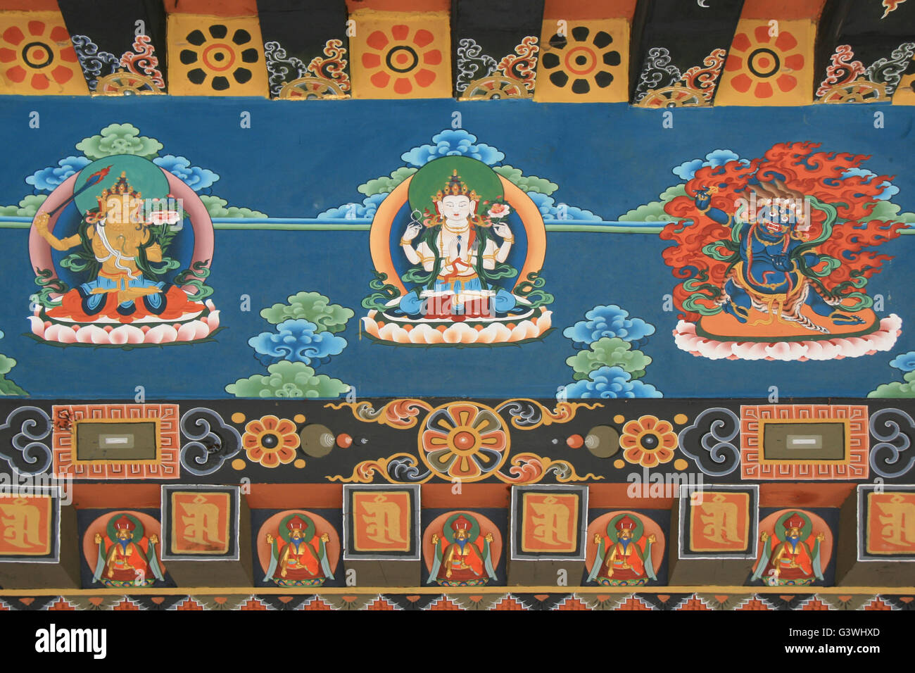 Buddhistische Gemälde an der Fassade des Simtokha Dzong in Thimphu (Bhutan). Stockfoto