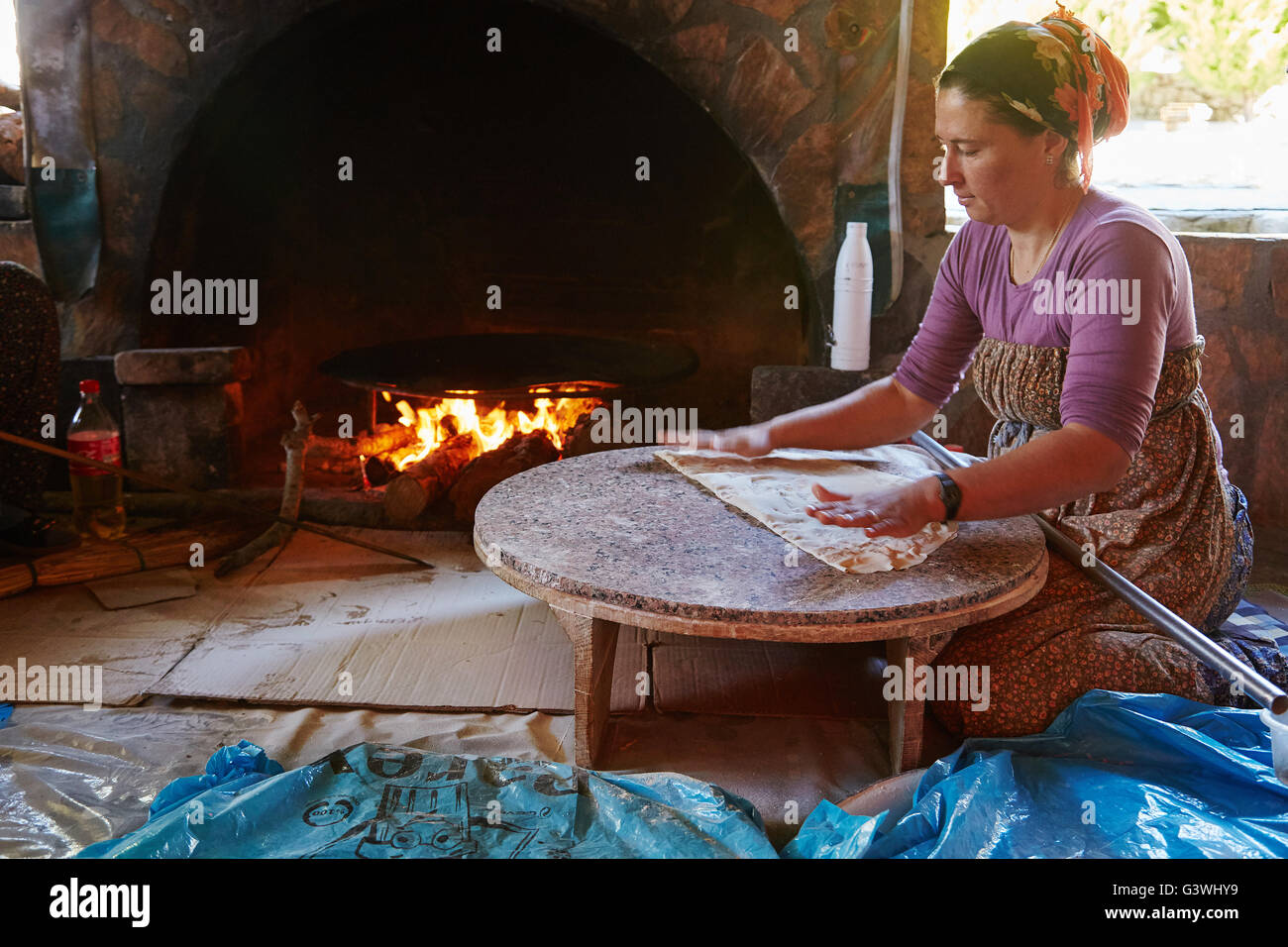 Eine Türkin für Touristen in einem traditionellen Ofen Pfannkuchen zubereiten. Stockfoto