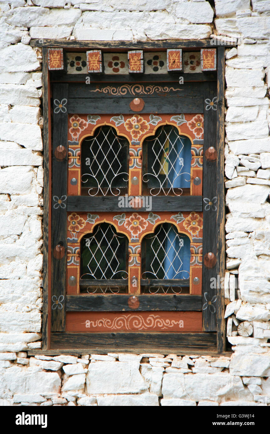 Eines der Fenster des Ta Dzong in Paro (Bhutan). Stockfoto