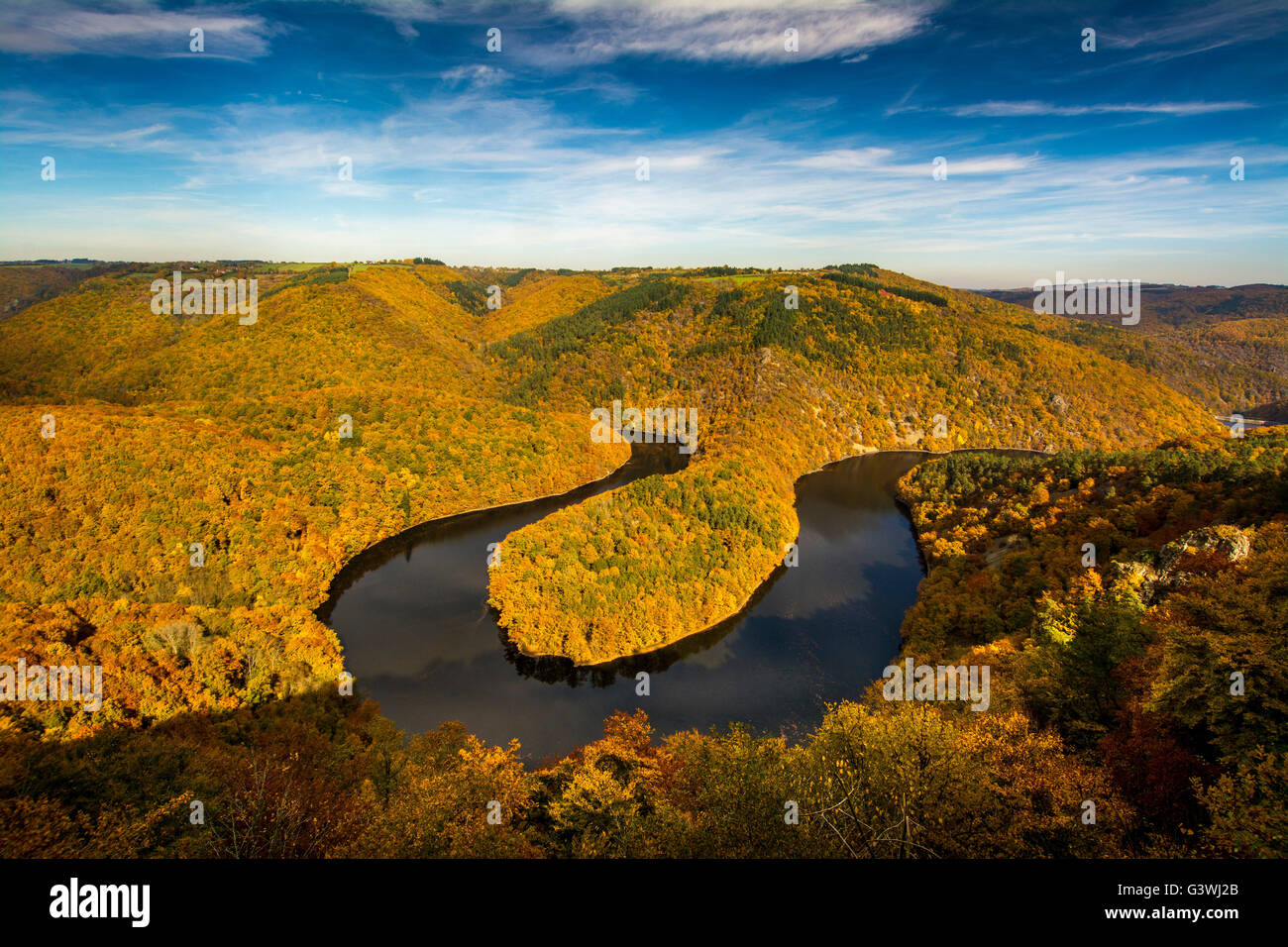 Mäander des Queuille und Fluss Sioule im Herbst, Auvergne Rhônes-Alpes, Frankreich Stockfoto