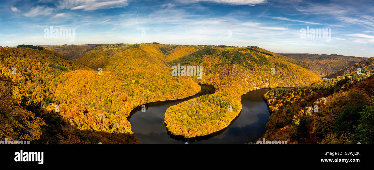 Mäander des Queuille und Fluss Sioule im Herbst, Auvergne Rhônes-Alpes, Frankreich Stockfoto