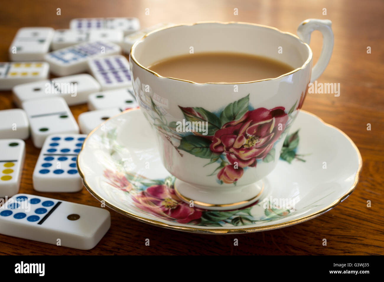 Entspannende Tasse Tee und ein Domino-Spiel Stockfoto
