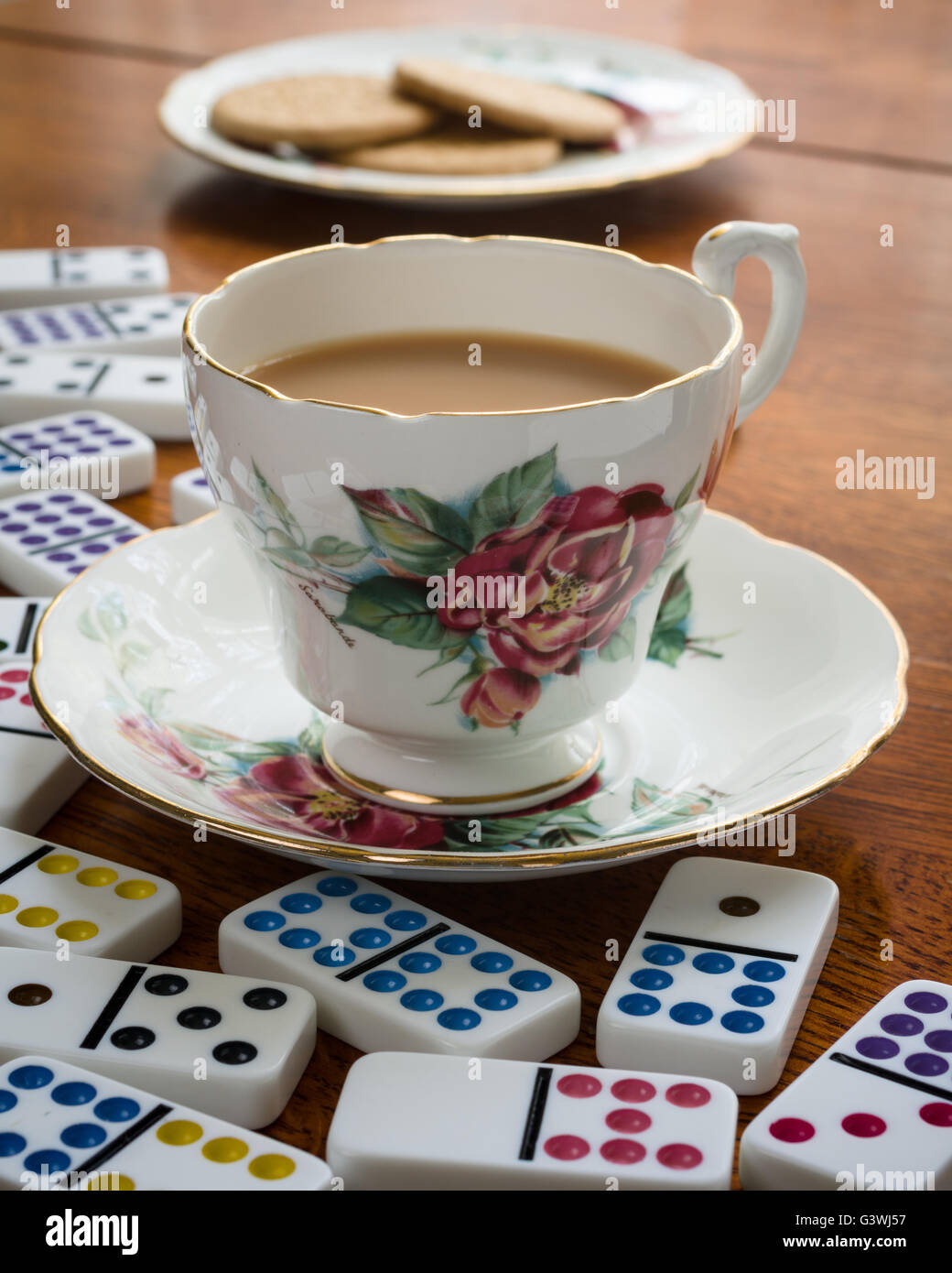 Entspannende Tasse Tee und ein Domino-Spiel Stockfoto