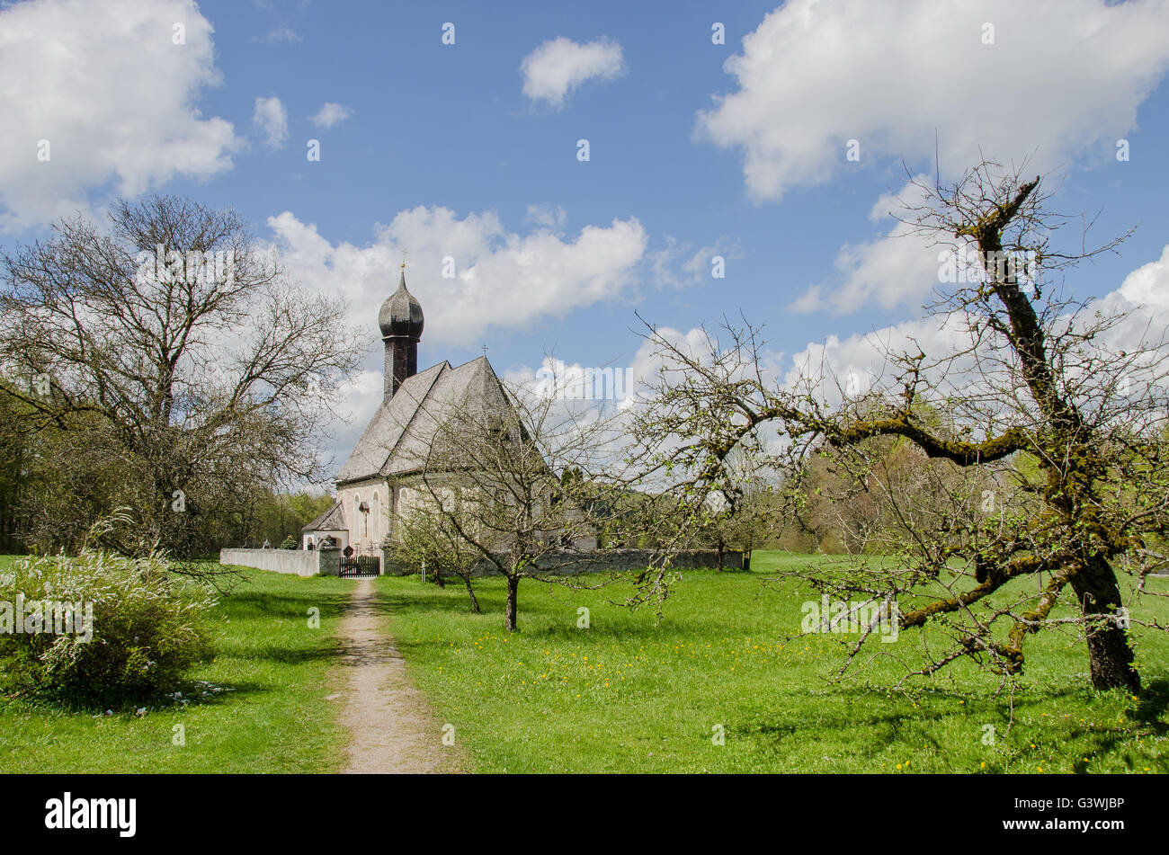 Typisch bayerische - weiß-blauen Himmel und eine bauchige Spire! Stockfoto