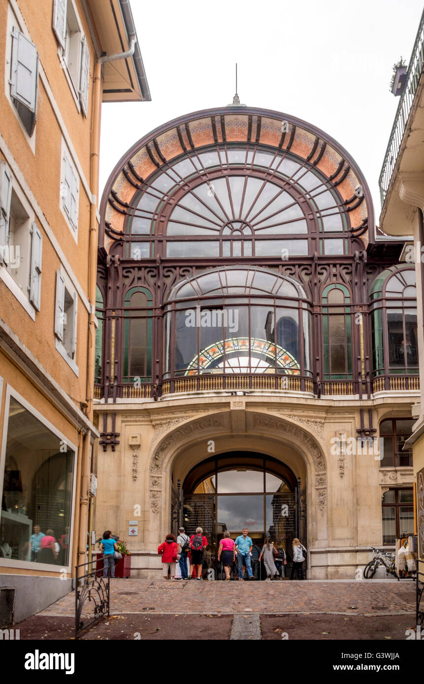 Vor dem Eingang zu der Source Cachat Gebäude, Evian-Les-Bains, Haute-Savoie, Rhône-Alpes, Frankreich Stockfoto