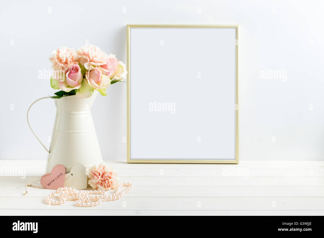 Mock-up gestylt stock Foto von Sahnekännchen Blumen neben einen Gold-Rahmen. Sie können Ihre Wirtschaftsförderung, Blogtitel platzieren, Stockfoto